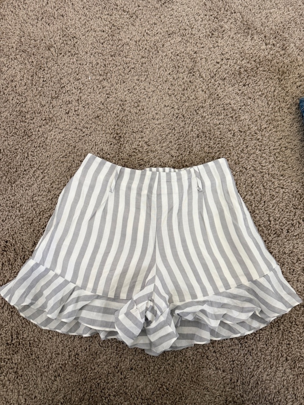 High-Waist Ruffle Hem Striped Shorts - White & Gray